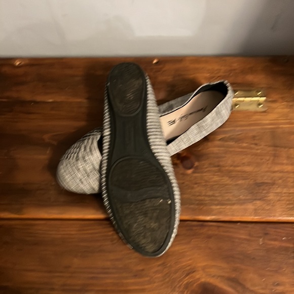 American Eagle Gray Striped Canvas Pleated Bree Ballet Flats Shoe size 9.5 - Picture 2 of 3